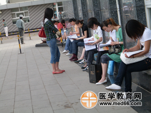 考生抓緊時間復(fù)習