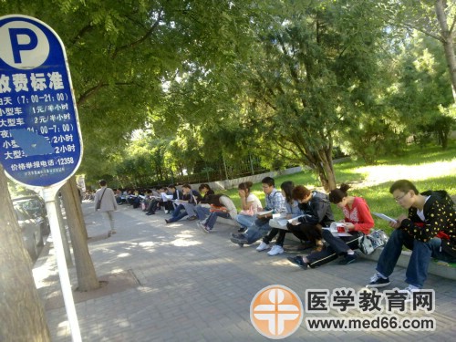 醫(yī)師資格考前爭(zhēng)分奪秒復(fù)習(xí)的考生