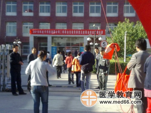 上午8:30，執(zhí)業(yè)藥師考生陸續(xù)進(jìn)入考場