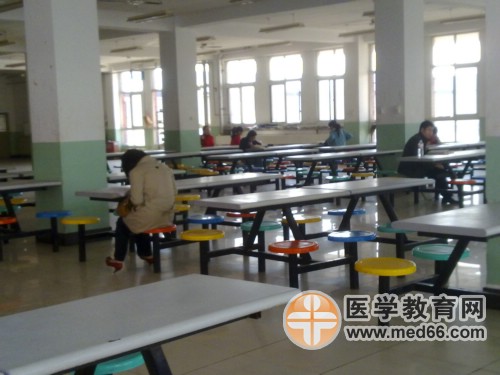 執(zhí)業(yè)藥師第一場考試結束，考生們在餐廳里找到一個位置，繼續(xù)復習下午的考試