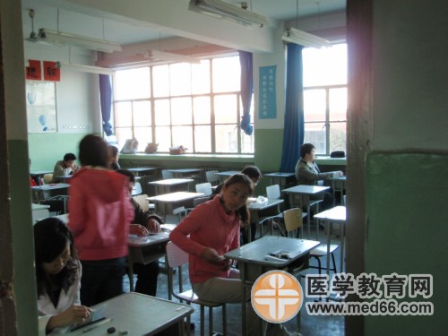 執(zhí)業(yè)藥師考生陸續(xù)進(jìn)場，查找座位