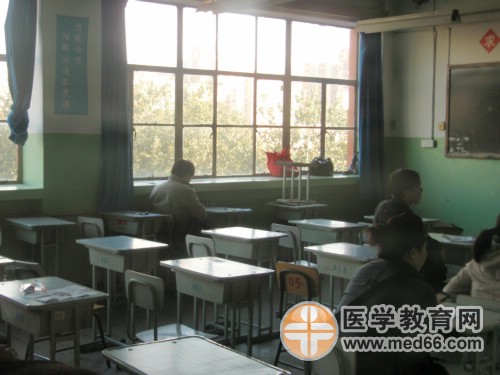 執(zhí)業(yè)藥師考場開考前，等候考試開始的考生們