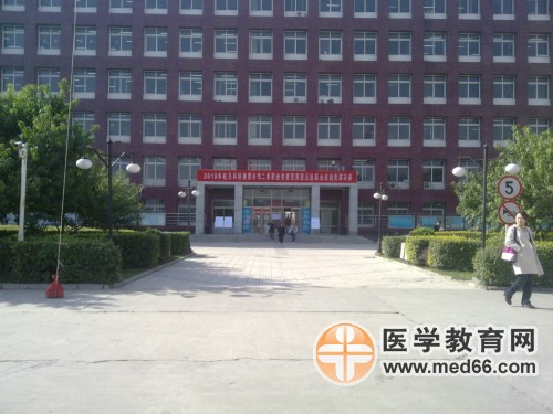 上午10:00，執(zhí)業(yè)藥師考生陸續(xù)出場