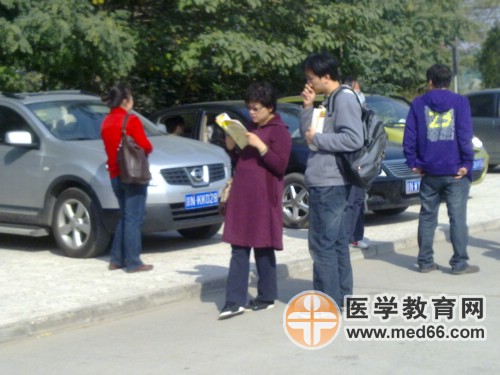 和同伴對一對答案，看看今年的執(zhí)業(yè)藥師是不是能順利通過