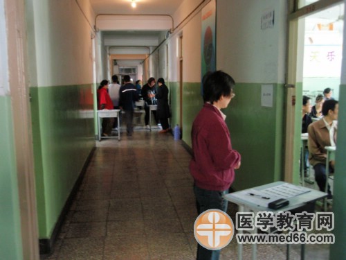 執(zhí)業(yè)藥師考生大部分已經(jīng)進(jìn)場，樓道里的考生越來越少