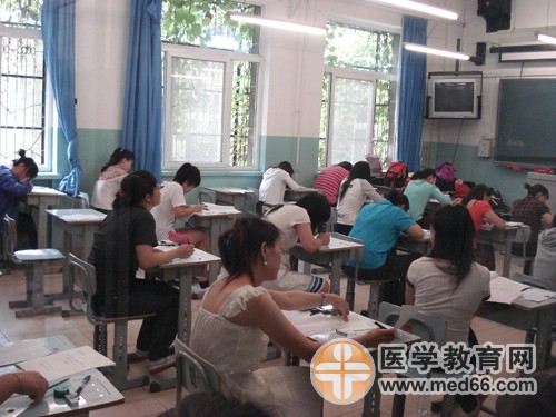 衛(wèi)生資格考試開始，考生們開始答題