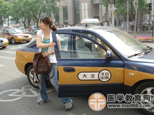 衛(wèi)生資格考生坐出租車趕赴考場(chǎng)