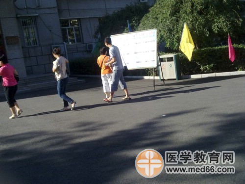 8:40,進(jìn)場(chǎng)的醫(yī)師資格考生已經(jīng)很少
