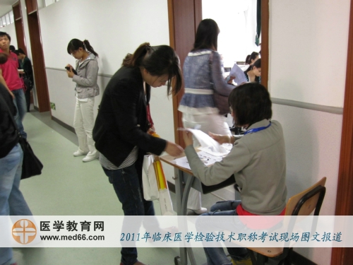 進(jìn)入教室前，監(jiān)考老師核對(duì)考試證件