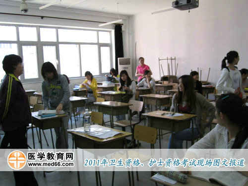 經(jīng)過證件檢查，考生進入教室，準備開考