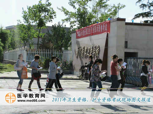 上午8:30，考生們陸續(xù)進(jìn)入考場(chǎng)