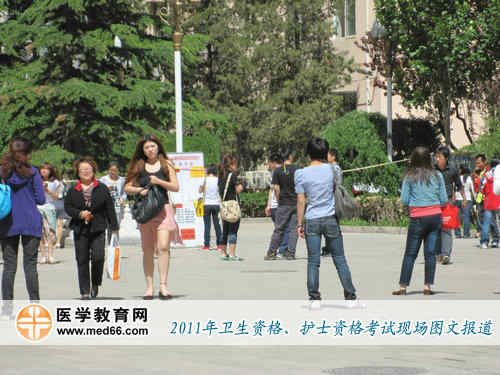上午11：00，衛(wèi)生資格第一科考試結(jié)束，考生們陸續(xù)走出考場(chǎng)。