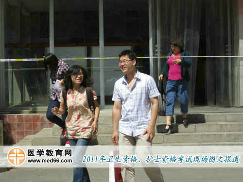 上午10:00，開(kāi)始有衛(wèi)生資格考生走出考場(chǎng)，從考生臉上的笑容可以看出考得不錯(cuò)