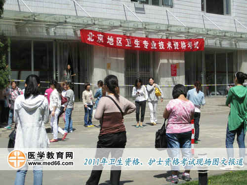 上午10:00，陸續(xù)有考生走出考場，第一科考試結(jié)束。祝福廣大考生每科考試都有好成績！