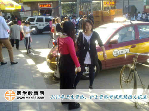 早晨8:00，十四中門口就聚滿了候考的考生