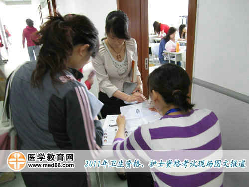 進入教室前，監(jiān)考老師核對衛(wèi)生資格、護士資格考試證件