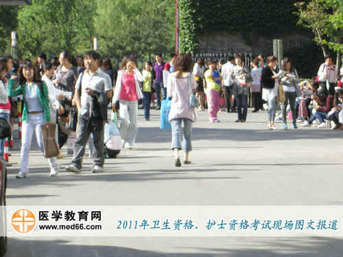 5月21日上午8:00，衛(wèi)生資格、護士執(zhí)業(yè)資格考生陸續(xù)來到考點