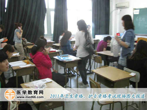 考生進入考場，準(zhǔn)備開始考試