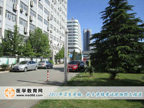 上午9:00，衛(wèi)生資格考試開始，聯(lián)合大學(xué)考點的校園內(nèi)一片寂靜