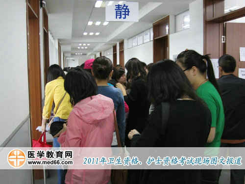 上午8:30，衛(wèi)生資格考場開放，考生們進入教學(xué)樓查找考場