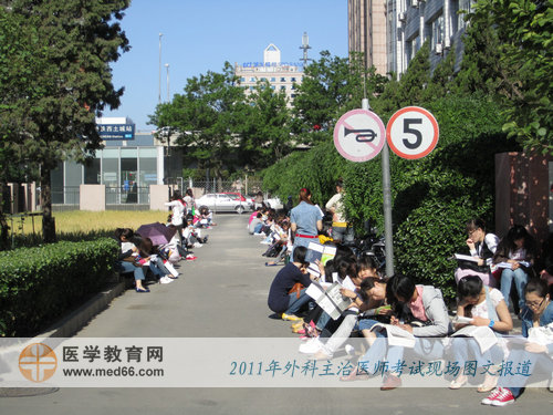 開(kāi)考前，外科主治醫(yī)師考生在做最后的沖刺復(fù)習(xí)