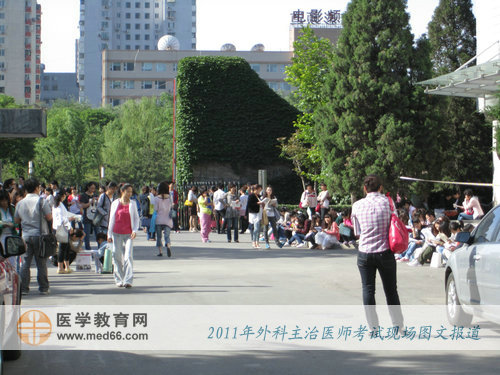 5月22日7:30，已經(jīng)有眾多外科主治醫(yī)師考生在考場(chǎng)外等待