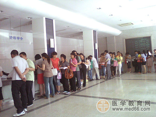 大廳內(nèi)，執(zhí)業(yè)藥師報(bào)名資格審核，考生秩序井然