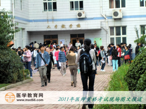 2011年醫(yī)師資格考試北京上地實(shí)驗(yàn)學(xué)?？键c(diǎn)，考生陸續(xù)進(jìn)場(chǎng)