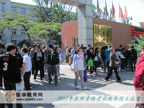 中午11:35，醫(yī)師資格考生陸續(xù)走出考場，臉上帶滿喜悅