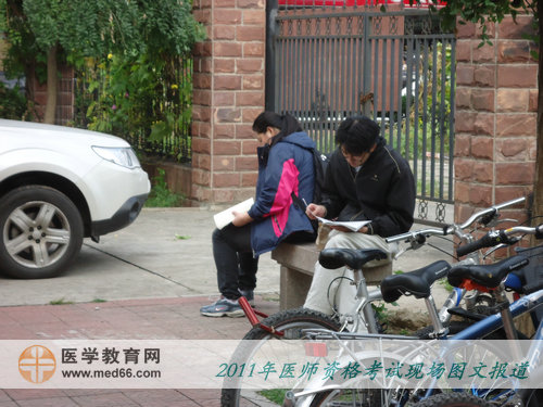 醫(yī)師資格考前，考生安靜地在角落看書