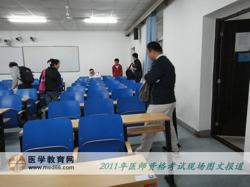 2011年醫(yī)師資格考生進(jìn)入考場(chǎng)，查找座位