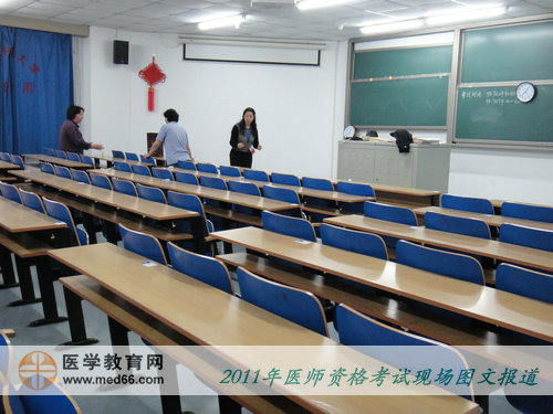 北京醫(yī)師資格考點，監(jiān)考老師在考場內(nèi)安排座位