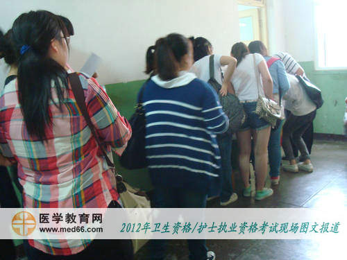 護士資格考生自覺排隊等候準考證及證件查驗