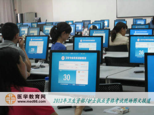 衛(wèi)生職稱人機(jī)對(duì)話考場(chǎng)內(nèi)考生候考