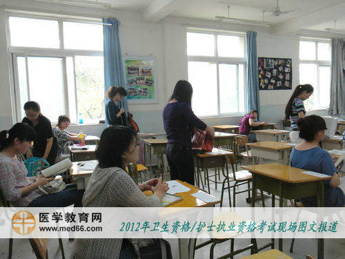 衛(wèi)生職稱考場(chǎng)中考生抓緊考前的時(shí)間復(fù)習(xí)