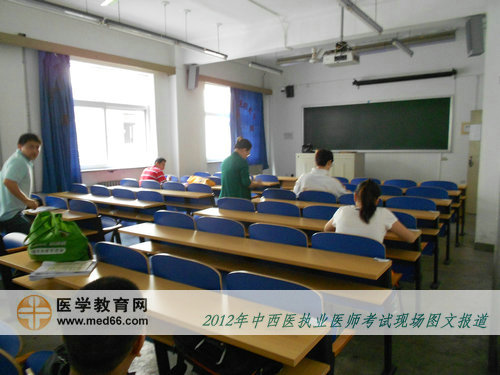 中西醫(yī)助理醫(yī)師考生陸續(xù)進(jìn)入考場等待考試