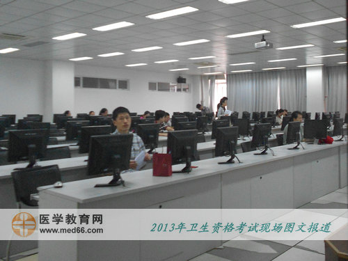2013年衛(wèi)生專業(yè)技術考試考場-人機對話考生入場考試