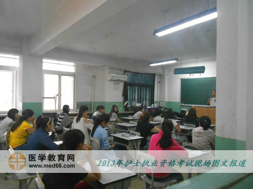 2013年護士資格考試考場內(nèi)-考生在等待考試
