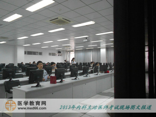 陸續(xù)有考生進(jìn)入考場，開始內(nèi)科主治醫(yī)師考試