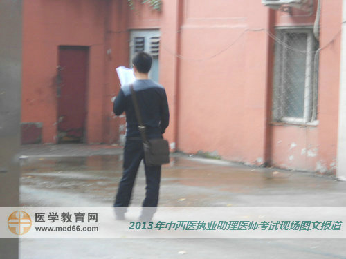 安靜的角落里，考生進行中西醫(yī)助理醫(yī)師考試最后沖刺