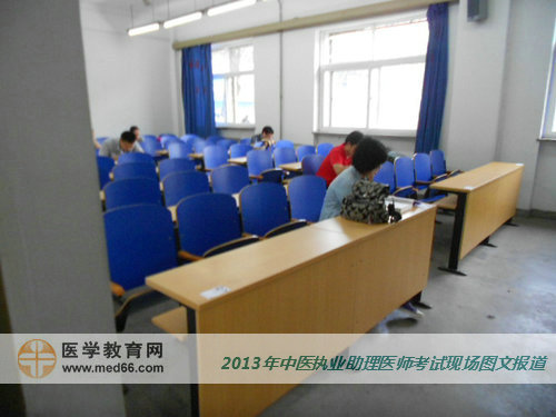 中醫(yī)助理醫(yī)師考生陸續(xù)入場(chǎng)就座，準(zhǔn)備“開戰(zhàn)”