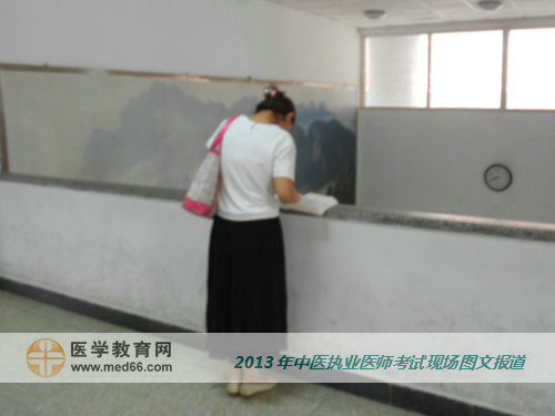 考生爭分奪秒進行中醫(yī)執(zhí)業(yè)醫(yī)師考前沖刺