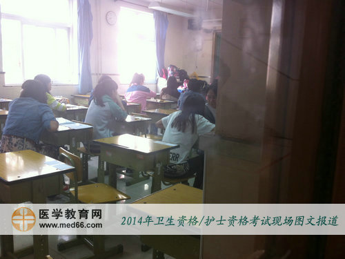 2014年護士資格考試考生陸續(xù)入場，等候考試