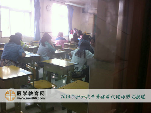 2014年護(hù)士資格考試考生陸續(xù)入場，準(zhǔn)備考試