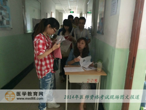 為保證考試的公平性，醫(yī)師資格考生必須核對(duì)信息才可進(jìn)入考場(chǎng)
