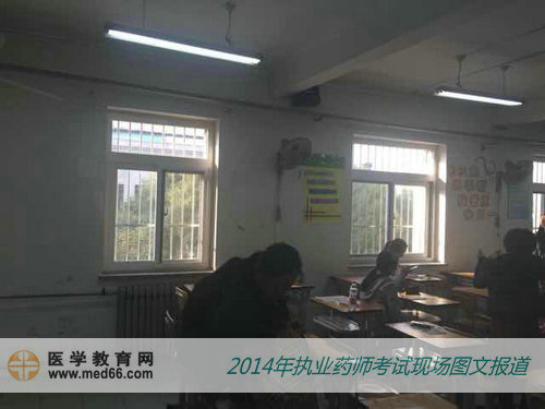 找到自己座位，準備坐下的執(zhí)業(yè)藥師考試考生