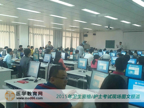 2015年內(nèi)科主治醫(yī)師人機(jī)對(duì)話考試教室內(nèi)考生都已就座，順利開(kāi)考！