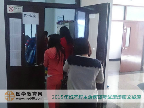 考生正在陸續(xù)進入考場準(zhǔn)備參加考試