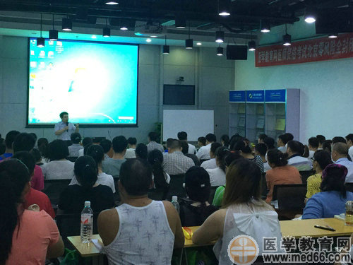 閆敬之老師為廣大中醫(yī)、中西醫(yī)學(xué)員講授考試重點