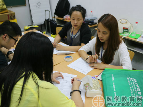 中醫(yī)、中西醫(yī)面授班學(xué)員簽署入學(xué)協(xié)議